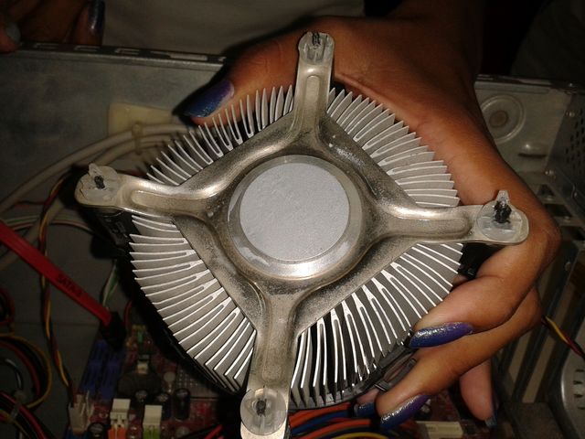 Esparciremos la pasta térmica aplicada en la base del disipador con el dedo o con una palita especial hasta que que de totalmente cubierta la base sin grumos.